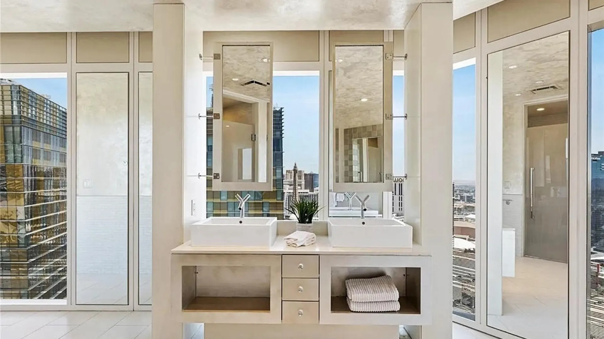 Elegant Two-Bedroom Corner Residence Las Vegas